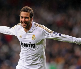 传奇中场斯科尔斯社交媒体公开新宠，佩德里获赞新晋最爱球员引发足坛热议